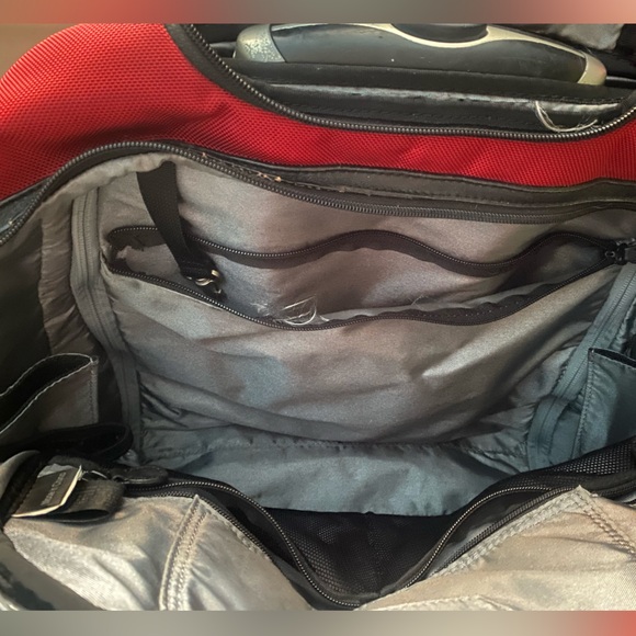 1 Victorinox rolling carry on, 2 Tumi Dopp kits, Travel organizer and amenities - Picture 6 of 16